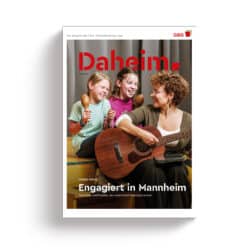 KI-basierte Bildbeschreibung | Die Titelseite der Zeitschrift Daheim zeigt eine Gitarre spielende Frau, die zwei Kinder mit Maracas anlächelt, mit der Überschrift Engagiert in Mannheim.
