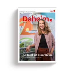 KI-basierte Bildbeschreibung | Eine Frau steht lächelnd vor einem farbenfrohen Wandgemälde, das auf der Titelseite des Magazins Daheim mit der Schlagzeile So bunt ist Mannheim abgebildet ist.