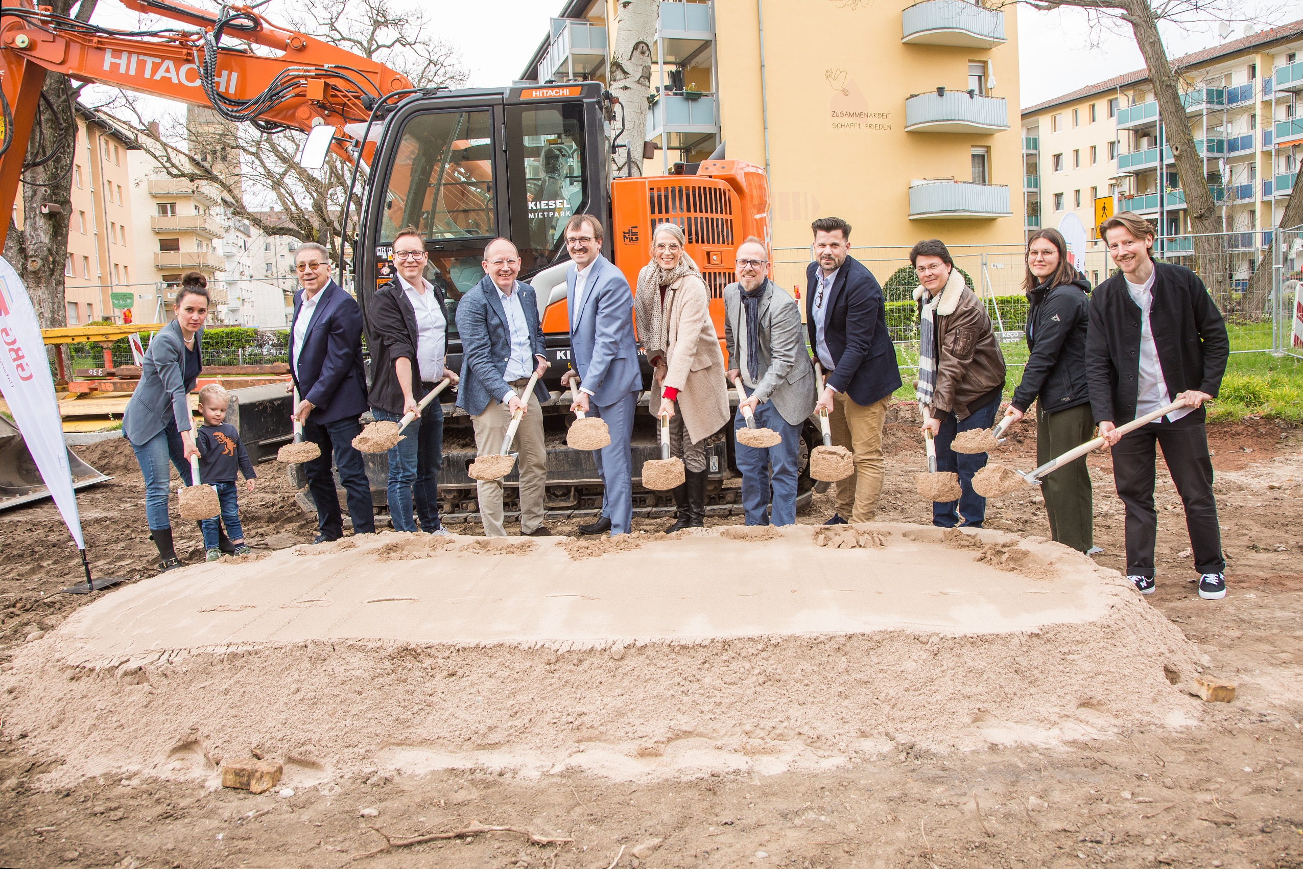 Die offiziellen Gäste beim Spatenstich für ein neues viergruppiges Kinderhaus im Lindenhof